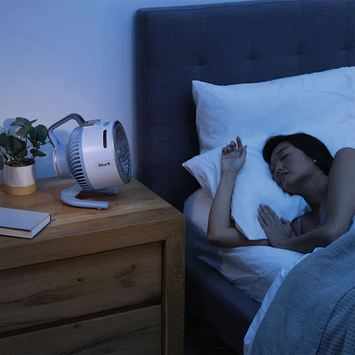 Mujer durmiendo junto al Shark HydroGo en color azul